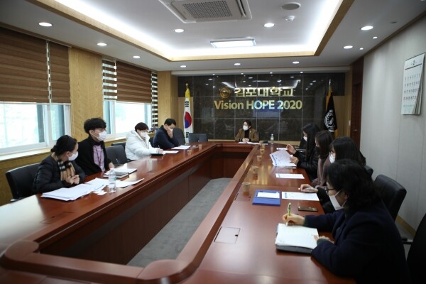 김포대학교 관계자 및 김포시청 교육지원과 담당 공무원들이 코로나19 감염 예방 및 외국인 유학생 관리를 위한 대책회의를 진행하고 있다.