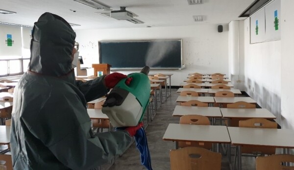 대학들이 코로나19 확산 방지를 위해 방역에 힘쓰고 있다.