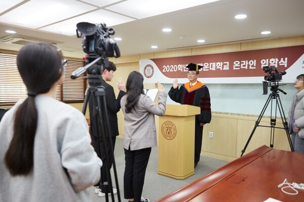 광운대 온라인 입학식 촬영 장면, 신입생 학생 대표들이 신입생 선서를 하고 있다. (사진: 광운대 제공)