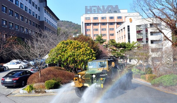 한국대학교육협의회(회장 박헌영, 이하 대교협)가 '코로나19 관련 2020학년도 1학기 학사 운영 방안 검토안'을 마련하고 각 대학의 의견을 수렴하고 있다. 사진은 군부대 지원으로 캠퍼스 방역에 나선 호남대학교 모습.