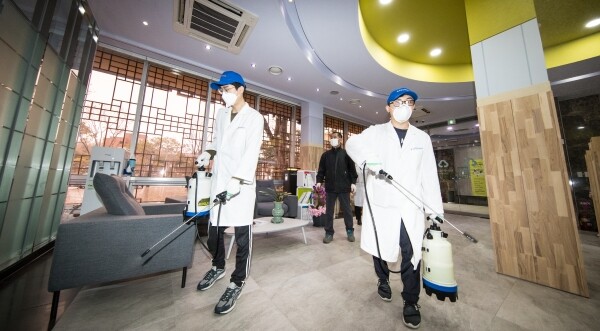 전북대가 코로나19 확산 방지를 위해 2주 간 대학 전체 시설에 대해 방역을 실시하고 있다. (사진: 전북대 제공)