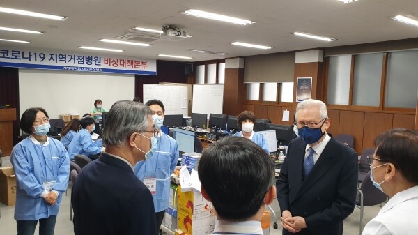 신일희 계명대 총장이 계명대 대구동산병원 코로나19 비상대책본부를 찾아 현황 보고를 받고 의료진을 격려하고 있다. (사진: 계명대 제공)