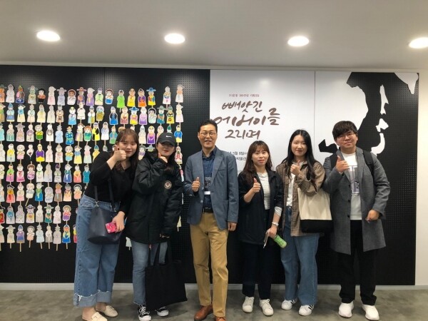 김나영, 김주희, 배다솜, 이태현, 진소연 씨는 경희대 후마니타스칼리지 세계시민교육에서 ‘알려지지 않은 독립운동가 알리기 프로젝트’를 진행했다. 이들은 식민지역사박물관을 돌아보며 “올바른 역사를 밝히기 위해서는 앞으로 더 많은 사람의 관심과 참여가 필요하다”는 데 공감했다. (사진: 경희대 제공)