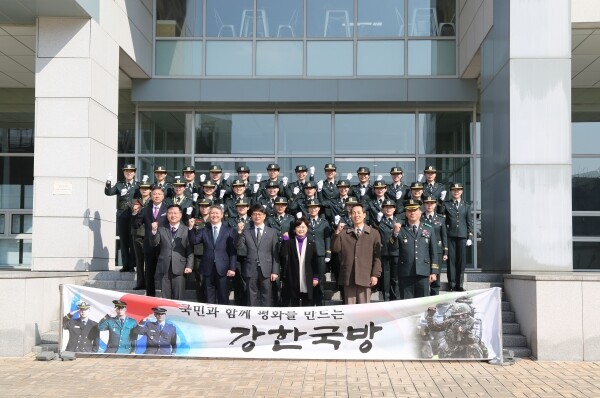 박재민 국방부 차관과 양보경 성신여대 총장, 후보생들이 단체 사진을 촬영하고 있다. (사진: 성신여대 제공)