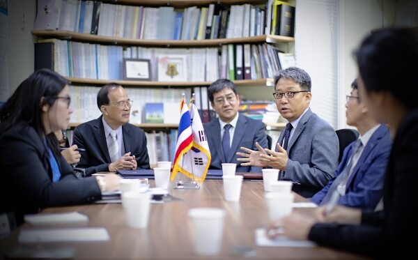 경희사이버대학교 한국어문화학과 김지형 교수가 태국 우따라딧 라차팟 대학교(Uttaradit Rajahbat University, URU)와 간담회를 진행하고 있는 모습(오른쪽 두번째) (사진: 경희사이버대 제공)