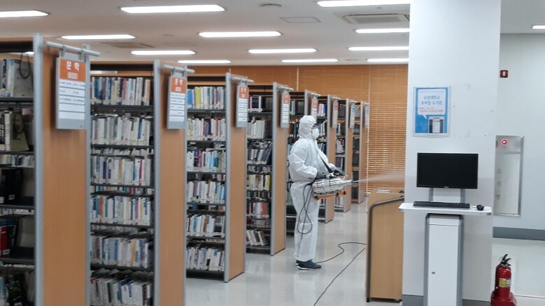 교육부는 2일 ‘2020학년도 1학기 대학 학사운영 권고안’(이하 권고안)을 발표하고, ‘코로나19’ 사태가 안정될 때까지 등교에 의한 집합수업은 하지 않고 원격수업, 과제물 활용 수업 등 재택수업을 실시해 줄 것을 권고했다. 대부분 대학들은 권고안에 따라 학생 등교를 상황이 안정될 때까지 무기한 미룰 것으로 보인다.사진은 코로나19 확산 방지를 위해 도서관 등 캠퍼스 전체 방역에 나선 신성대학교.