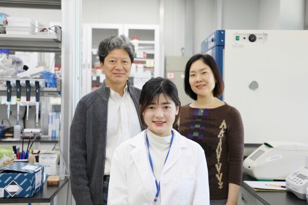 DGIST 뉴바이올로지전공 곽준명 교수(좌), 제1저자 주 지알리(Zhu Jiali) 박사(가운데), IBS 식물노화수명연구단 김윤주 박사(우)