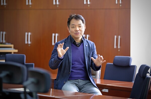 경희대학교 일반대학원 이경전 교수가 지난 2월, 미국 뉴욕에서 열린 제34회 세계인공지능학회(AAAI)에서 ‘혁신적 인공지능 응용상(IAAI Award)’을 받았다. 1995년과 1997년에 이어 세 번째 수상이다. (사진: 경희대 제공)