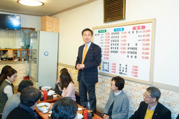 대학 주변 소상공인 돕기에 나선 전북대 교직원들. 전북대 김동원 총장이 교직원들과 식사하며 주변 상권 이용을 독려하고 있다.