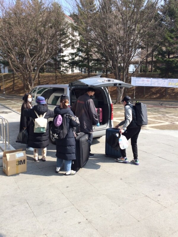 퇴소하는 중국인 유학생들 (사진: 동국대 제공)
