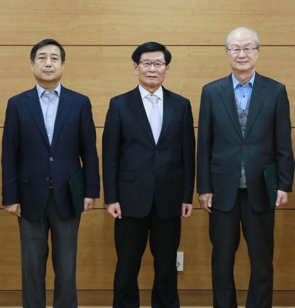 (왼쪽부터) 건양대 라윤도 교수, 이원묵 총장, 정경일 교수