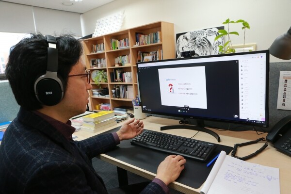 연구실에서 블랙버드 콜라보레이트 울트라 기능을 이용해 실시간으로 디자인 사고 과목 수업을 진행중인 DGIST 기초학부 박종래 교수