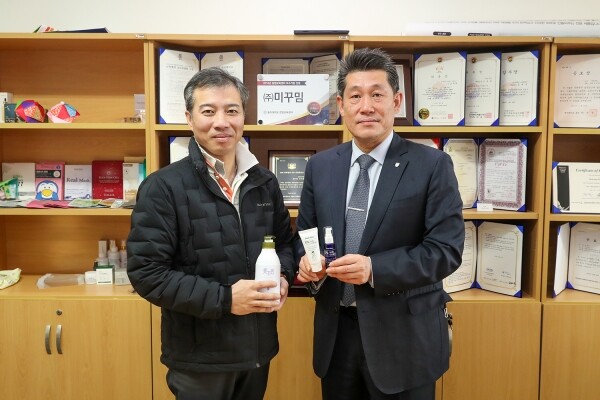동아대 최규환 학생·취업지원처장과 김태형 ㈜미꾸밈 대표이사