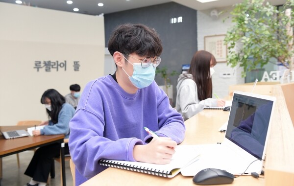 23일 개강에 맞춰 순천향대학교 컴퓨터소프트웨어공학과에 재학 중인 유균무 씨가 교내 휴게공간인 루첼라이뜰에서 자신이 수강할 전공과목인 ‘시스템 및 분석 설계’ 온라인(ZOOM)강의에 노트북을 이용한 시범 강의에 참여해 확인하고 있다.
