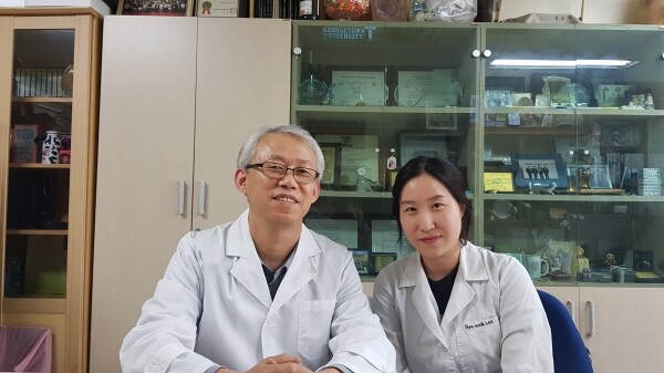 (왼쪽부터) 동의대 최영현 교수, 이혜숙 연구교수