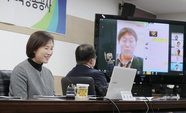 교육부가 코로나19 감염병 상황에서 학교의 출석(집합) 수업이 곤란할 경우에 대비한 ‘원격수업 운영 기준안’을 마련했다. 시도교육청은 이 기준안을 바탕으로, 원격수업에 관한 교육과정의 운영, 수업 방법 등 세부운영지침을 마련하고, 학교는 원격수업 계획을 수립, 시행할 예정이다.