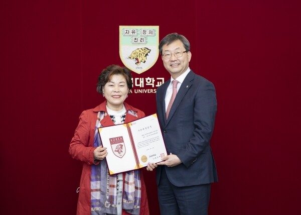 (왼쪽)최필금사장 (오른쪽)정진택총장