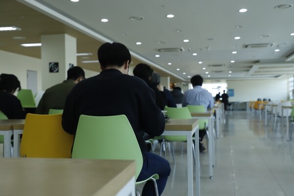 상명대는 식사 중 코로나 19 감염 방지하기 위해 한 방향으로 앉아 식사할 수 있도록 식당의 좌석 배치를 변경했다. (사진: 상명대 제공)