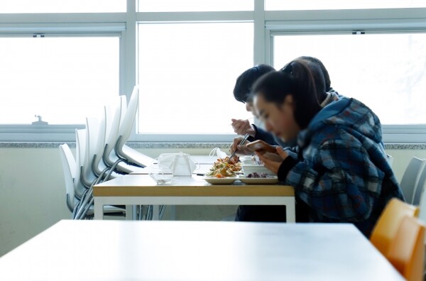 상명대는 식사 중 코로나 19 감염 방지하기 위해 한 방향으로 앉아 식사할 수 있도록 식당의 좌석 배치를 변경했다. (사진: 상명대 제공)