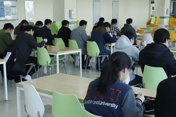 상명대는 식사 중 코로나 19 감염 방지하기 위해 한 방향으로 앉아 식사할 수 있도록 식당의 좌석 배치를 변경했다. (사진: 상명대 제공)