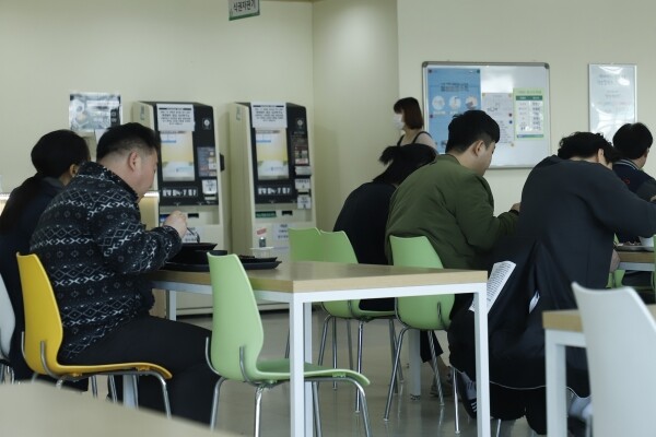 상명대는 식사 중 코로나 19 감염 방지하기 위해 한 방향으로 앉아 식사할 수 있도록 식당의 좌석 배치를 변경했다. (사진: 상명대 제공)