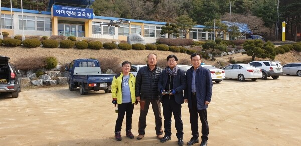 산불예방 재능기부에 나선 신성대 드론산업안전과 김용석 학과장(오른쪽 2번째)과 오석균 교수(오른쪽 1번째)