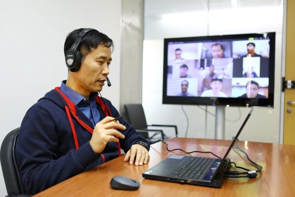 권영선 KAIST 교육원장이 실시간 쌍방향 화상프로그램인 줌을 이용해 원격수업을 진행하고 있다