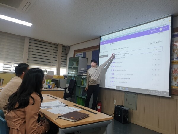 교육부와 과학기술정보통신부는 9일부터 순차적으로 시작되는 온라인 개학에 맞춰, 교사와 학생이 원격수업에 대비해 지켜야 할 '원격수업 10가지 실천 수칙'을 마련했다. 사진은 온라인 개학 준비를 위해 학습관리시스템 연수 중인 충남 대산고등학교 교사들.