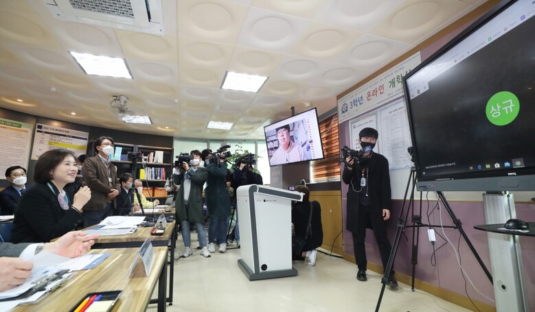 사상 첫 온라인 개학이 고등학교 3학년과 중학교 3학년을 대상으로 9일 시작됐다. 사진은 경기도 수원 고색고등학교 온라인 개학식에 참석한 유은혜 부총리 겸 교육부장관.