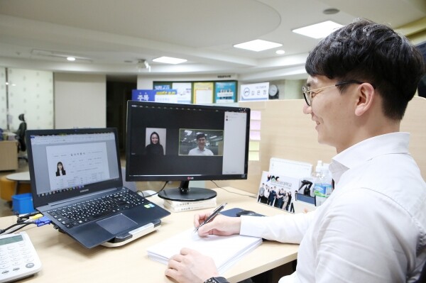 영남이공대학교 전문 컨설턴트가 온라인으로 자기소개서 첨삭지도를 하고 있다. (사진: 영남이공대 제공)