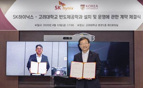 SK하이닉스 대외협력총괄 김동섭 사장(좌)과 정진택 고려대 총장(우) (사진: 고려대 제공)