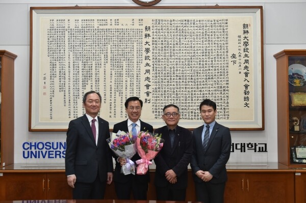 (왼쪽부터) 민영돈 총장, 윤영덕 당선인, 이대용 부총장, 김준연 총학생회장