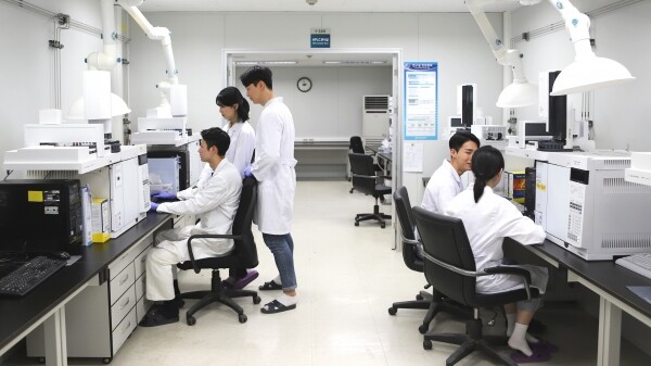 호서대학교가 국내 최초로 대학 학부과정에 건강기능식품학과를 신설하고 2021학년도부터 신입생을 모집한다. 사진은 호서대 안전성평가센터 분석실 모습.