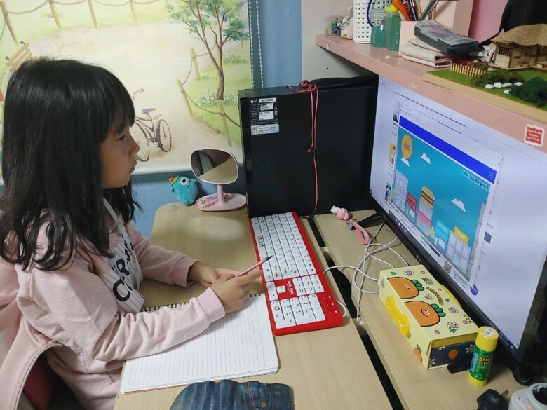 ‘코로나19’로 개학이 연기되면서 학생들의 학습시간은 방학 기간보다도 줄어든 반면 휴대폰 등 스마트기기를 사용하는 시간은 늘어난 것으로 나타났다. 학생과 학부모 10명 중 6명은 ‘가정에서 학생의 학습을 도와주는 사람이 있냐’는 물음에 ‘없다’고 답했다. 사진은 온라인 수업에 참여하고 있는 초등학생 모습.(사진제공 = 울산교육청)