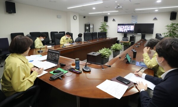 교육부는 23일 한국형 원격교육의 중장기 발전 방향 설정을 위해 관련 분야 전문가가 참석한 가운데 ‘한국형 원격교육 정책자문단’ 1차 회의를 개최했다.