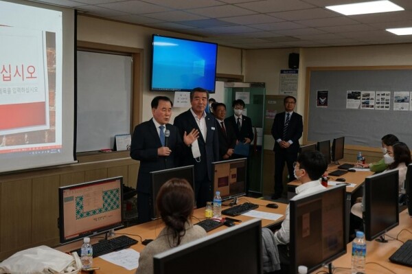 김지철 충남교육감(왼쪽)과 김동일 보령시장 등 지역 교육계 관계자들은 23일 아주자동차대학에서 열린 교사연수 현장을 방문했다.