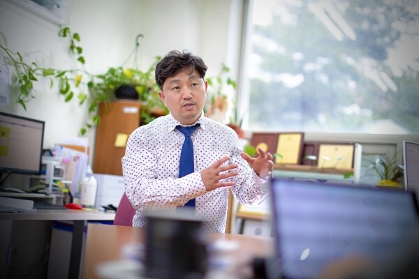경희대학교 일반대학원이 미래 관광산업을 이끌 인재를 양성하기 위해 ‘스마트관광원’을 새로 개설했다. 스마트관광원은 오는 5월 14일(목)부터 신입생을 모집해 9월에 개강한다. 사진은 스마트관광원 학과장을 맡은 구철모 교수. (사진: 경희대 제공)