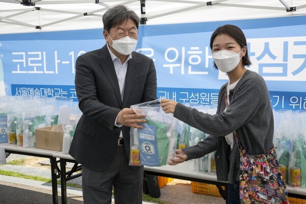 등교 학생들에게 대학에서 제작한 안심키트를 전달하는 서울예대 이남식 총장.