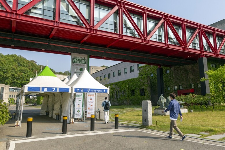 8일 이태원 클럽 관련 '코로나19' 확진자가 다수 발생하면서 대학가는 긴장 속에 상황을 예의주시하고 있다. 사진은 6일부터 대면수업을 시작한 서울예술대학교가 '코로나' 확산 예방을 위해 교내에 설치한 안심대문.