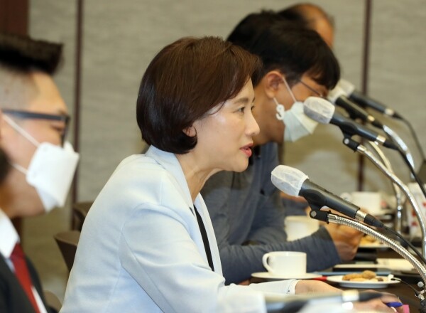 유은혜 부총리 겸 교육부장관은 8일 오후 서울 중구 은행회관에서 ‘한국형 원격교육 정책자문단 제3차 회의’를 개최하고 현장 전문가들의 의견을 듣는 시간을 가졌다. (사진: 교육부 제공)