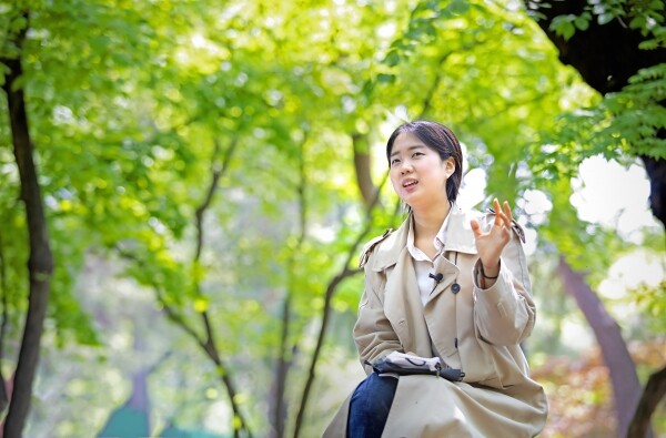 경희대학교 임소현 씨가 생활필수품이 된 마스크를 효과적으로 관리, 보관하는 ‘한지 마스크 파우치’를 개발했다. 그가 개발한 마스크 파우치는 마스크를 위생적이면서도 오래 보관할 수 있게 해 환경문제에도 도움을 준다. (사진: 경희대 제공)