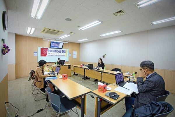 경희사이버대 문화창조대학원 글로벌한국학전공 교수진은 ‘구루미’와 유튜브를 통해 논문 공개발표와 함께 재학생들과 소통하는 시간을 가졌다. (사진: 경희사이버대 제공)