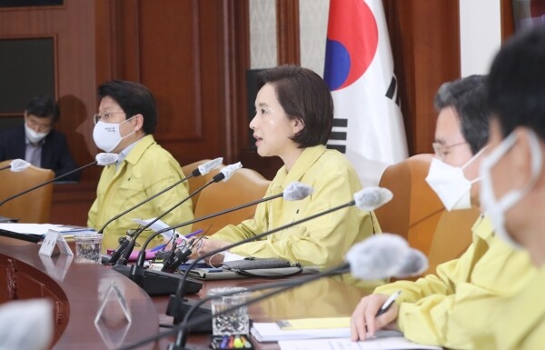 유은혜 부총리 겸 교육부 장관은 11일 정부서울청사에서 제5차 포용국가 실현을 위한 사회관계장관회의를 개최했다. 이날 회의에서는 등교 전 학교 안팎 방역 대책 및 포용국가 청소년정책 방향, 반복민원 해소 및 안전한 민원환경 조성방안 등을 논의했다. (사진: 교육부 제공)