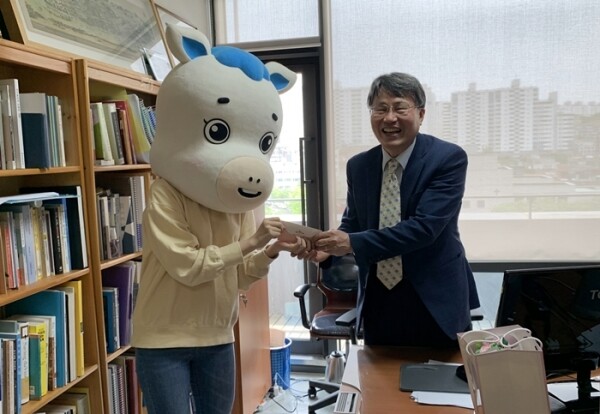 숭실대학교 학생기자단 캐릭터 슝슝이와 기독교학과 김회권 교수 (사진: 숭실대 제공)