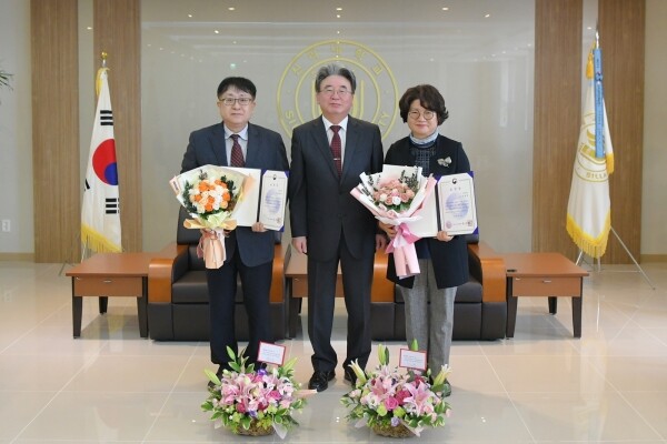 (왼쪽부터)최광준 교수, 박태학 신라대 총장, 이명희 교수