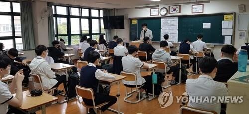 21일 오전 울산시 남구 문수고에서 올해 첫 대학수학능력시험 모의평가를 치르는 학생들이 교실에서 시험을 준비하고 있다. (사진: 연합뉴스)