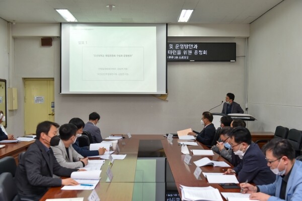 상지대, 조선대, 평택대가 '공영형 사립대' 도입 의사를 밝히고, 적극적인 행보를 보이고 있다. 그러나 정부의 소극적 지원으로 안정적 도입에 어려움을 보이면서, 이들 대학은 마지막 희망인 '정책연구'에 사활을 걸고 있다.사진은 공영형사립대 도입의 효과성을 검증하는 교육부 연구를 진행하고 있는 조선대학교 공영형사립대 실증연구단이 지난 4월 10일 학교법인 이사회의 공공성 제고 방안 등을 토론하는 첫 공청회를 개최한 모습.