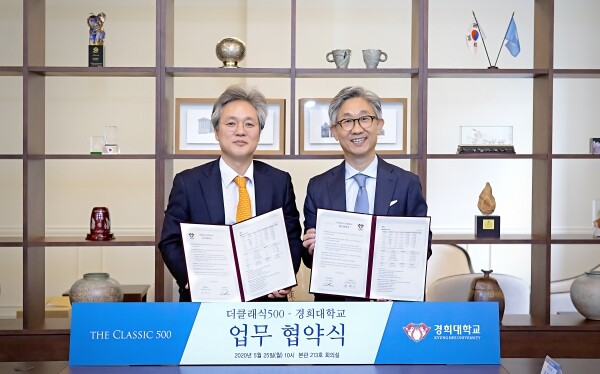 경희대학교와 더클래식500이 5월 25일(월), 서울캠퍼스 본관에서 업무 협약을 체결했다. 사진은 업무 협약을 체결하고 사진을 촬영하고 있는 경희대 손혁상 대외부총장(왼쪽)과 더클래식500 최종문 사장(오른쪽). (사진: 경희대 제공)