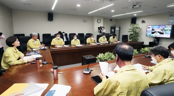 교육부가 경기도 부천 쿠팡물류센터에서 촉발된 코로나19 감염증 확산에 대응하기 위해 수도권 유·초·중·특수학교의 등교 인원을 전체의 3분의 1 이하로 제한하기로 했다.  사진은 지난 27일 열린 등교수업 지원 상황점검회의 모습.