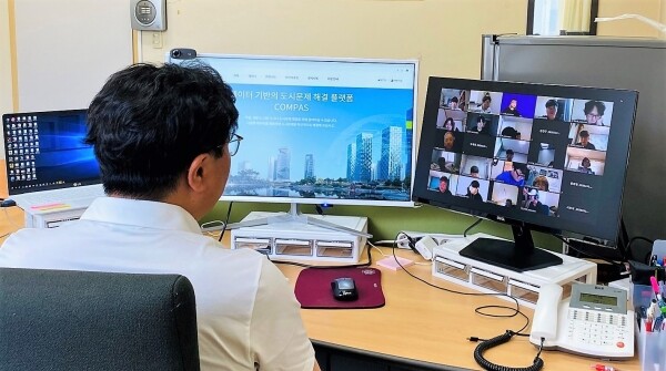 선문대 김창재 교수가 LH와 도시 데이터 제공 플랫폼인 COMPAS를 활용해 학생들과 ZOOM을 통해 비대면 수업을 진행 중이다